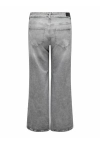 Širši jeans hlače iz sivega denima z gladko teksturo, ki imajo dve zadnji žep in oznako na pasu. Čist, preprost dizajn brez okraskov.