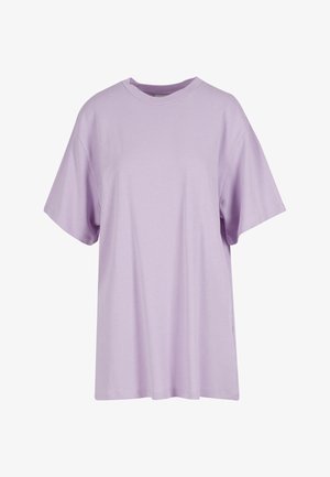 Lila t-shirt med kort ärm, tillverkad av mjukt bomull, med en avslappnad passform och rundad halsringning. Slät textur utan synliga mönster.