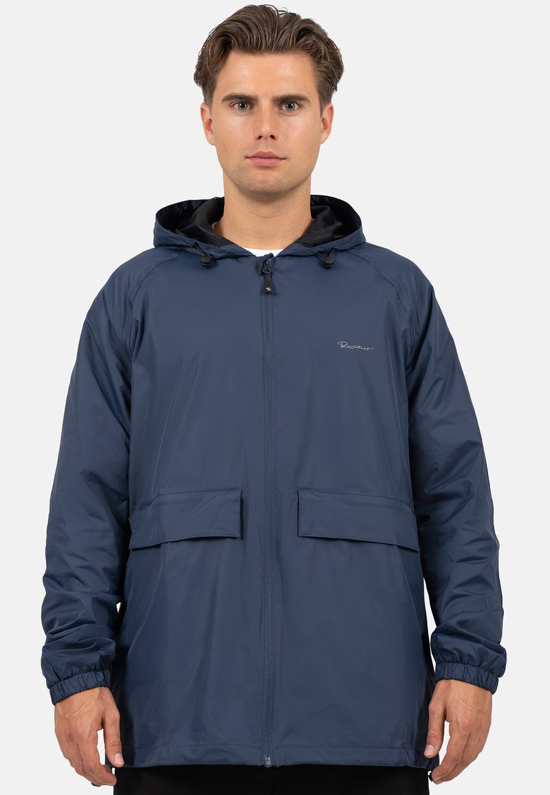 Marineblauwe waterdichte jas met een capuchon, voorrits, twee grote zakken, elastische manchetten en een gladde textuur. Merklogo op de borst.