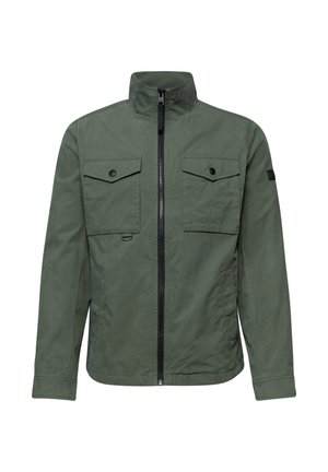 Giacca leggera verde con collo alto, cerniera frontale, due tasche con patta e bottoni sul petto e tasche laterali, mostrata su sfondo bianco.