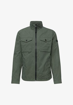 Giacca leggera verde con collo alto, cerniera frontale, due tasche con patta e bottoni sul petto e tasche laterali, mostrata su sfondo bianco.