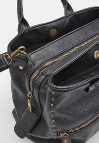 Borsa a tracolla nera in pelle con finiture in oro, dotata di più scomparti con zip e dettagli borchiati sui lati.