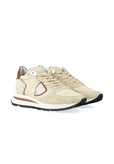 Sneaker in suede e tessuto beige con dettagli marroni, suole intermedie bianche, suole nere e lacci beige, mostrati affiancati su sfondo bianco.