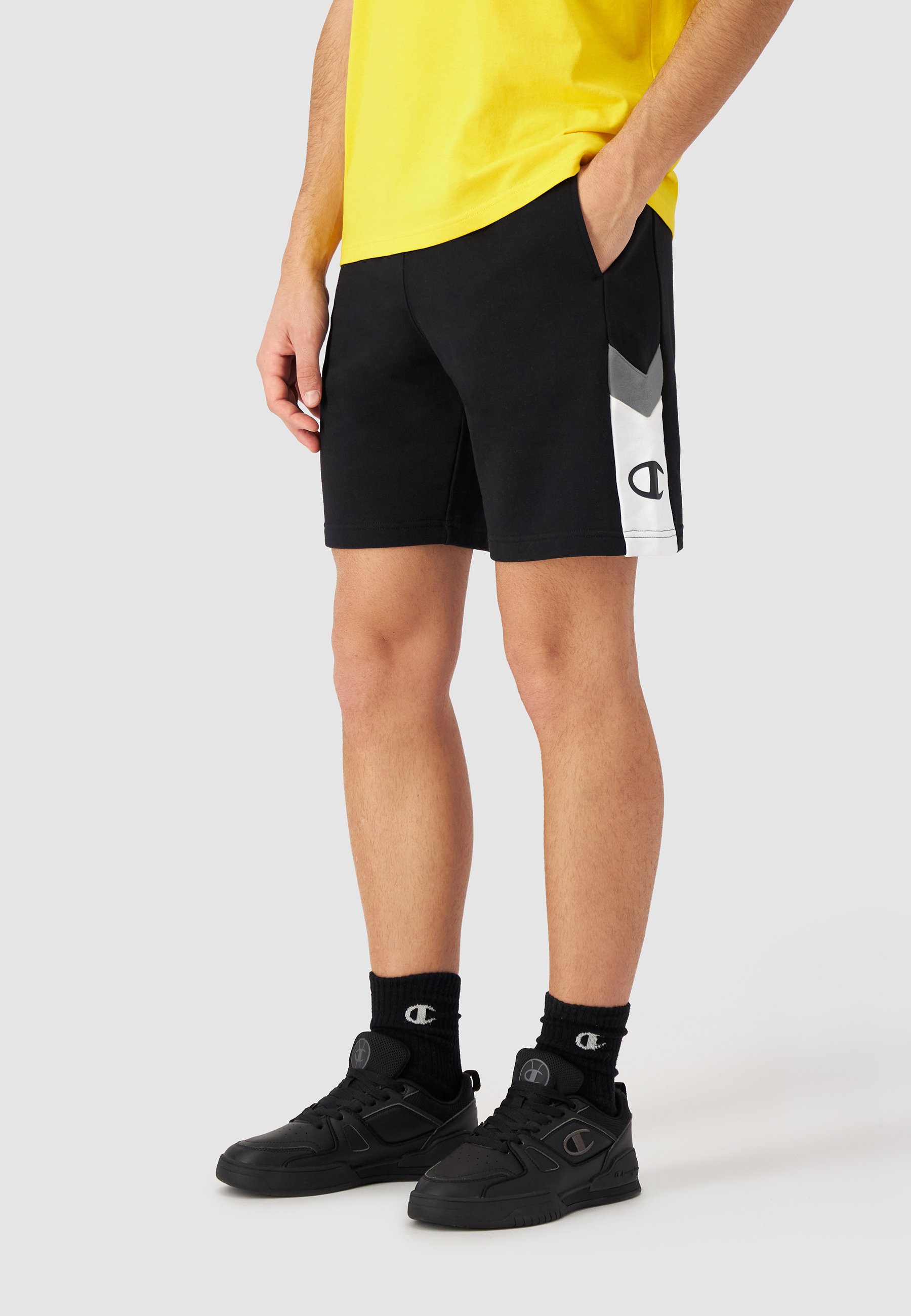Pantalón Corto Descripción Características Descripción Short de mujer con  cinturilla de elástico y cordón, bolsillos y logo grande Champion  Características Algodón lycra 230g Perfecto para la práctica general de  deporte y tiempo libre. Champion · Pantalón 