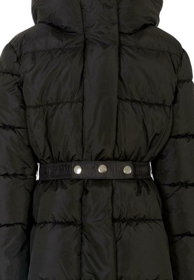 Schwarze gesteppte Pufferjacke mit hohem Kragen und elastischem Taillengürtel, der drei silberne Druckknöpfe aufweist, von hinten betrachtet.