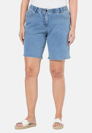 Shorts en jean avec une taille élastique, couleur bleu clair, deux poches avant et une coupe droite, arrivant juste au-dessus du genou.