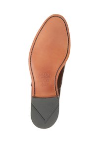 Semelle d'une chaussure en cuir marron avec une surface lisse de couleur châtaigne, comportant un logo en relief et un talon en caoutchouc pour une meilleure adhérence. Couture claire le long du bord.