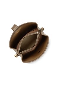 Borsa a mano in pelle marrone con una superficie testurizzata, hardware dorato e due scomparti interni: uno con cerniera e uno aperto.