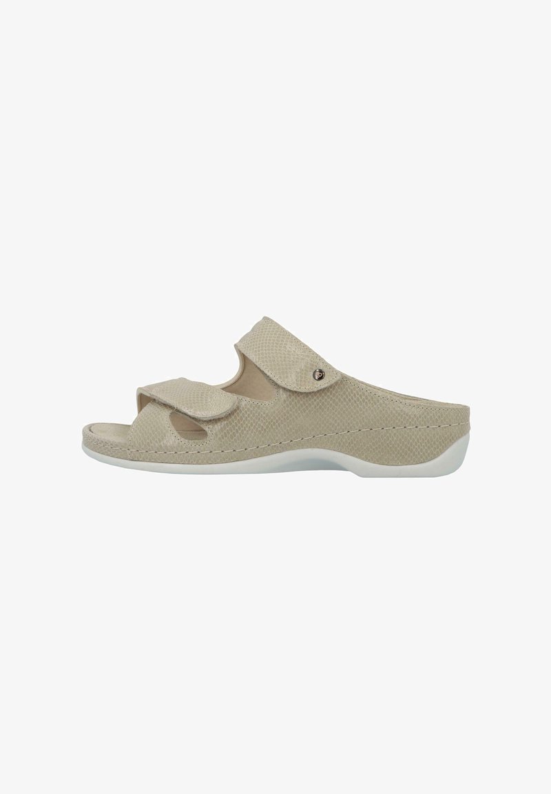 Beige Slipper-Sandale mit strukturiertem Obermaterial, zwei verstellbaren Riemen, offener Zehenpartie und einer gepolsterten Sohle mit weißen Akzenten.