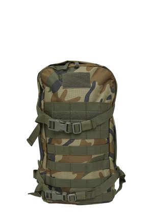 Batoh s lesným maskovacím vzorom, s nastaviteľnými popruhmi, prackovými zapínaniami a MOLLE popruhmi na pripevnenie výbavy.