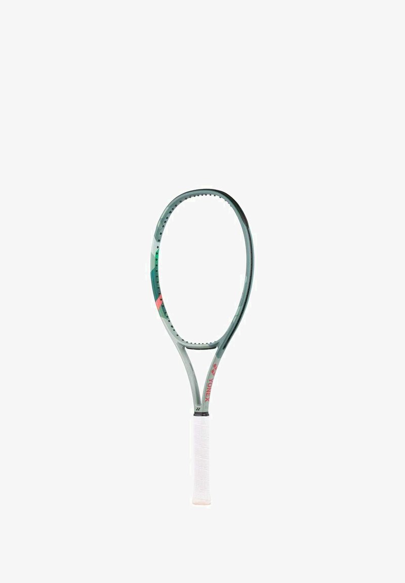 Raquette de tennis avec un cadre vert et blanc, tête ovale, poignée blanche texturée, et marquage rouge. Design léger et profilé.