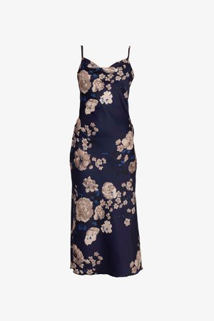 Rochie fără mâneci, de culoare bleumarin, cu model floral în tonuri de bej și albastru, cu un design ajustat și textură moale, care se oprește la jumătatea gambei. Bretele tip spaghetti.