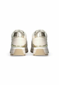 Witte sneakers met een glanzend gouden accent op de hiel, een gestructureerde rubberen zool en een gelaagd ontwerp voor extra hoogte.