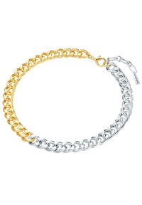 Guld- og sølv kædearmbånd med sammenflettede led, der har en lille krog og et mærke. Glat metallisk overflade med et iøjnefaldende design.