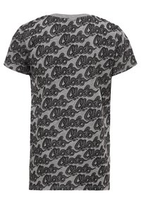 Šedé tričko s celoplošným černým potiskem stylizovaného textu a vzorů hadů. Krátké rukávy, kulatý výstřih, volný střih.