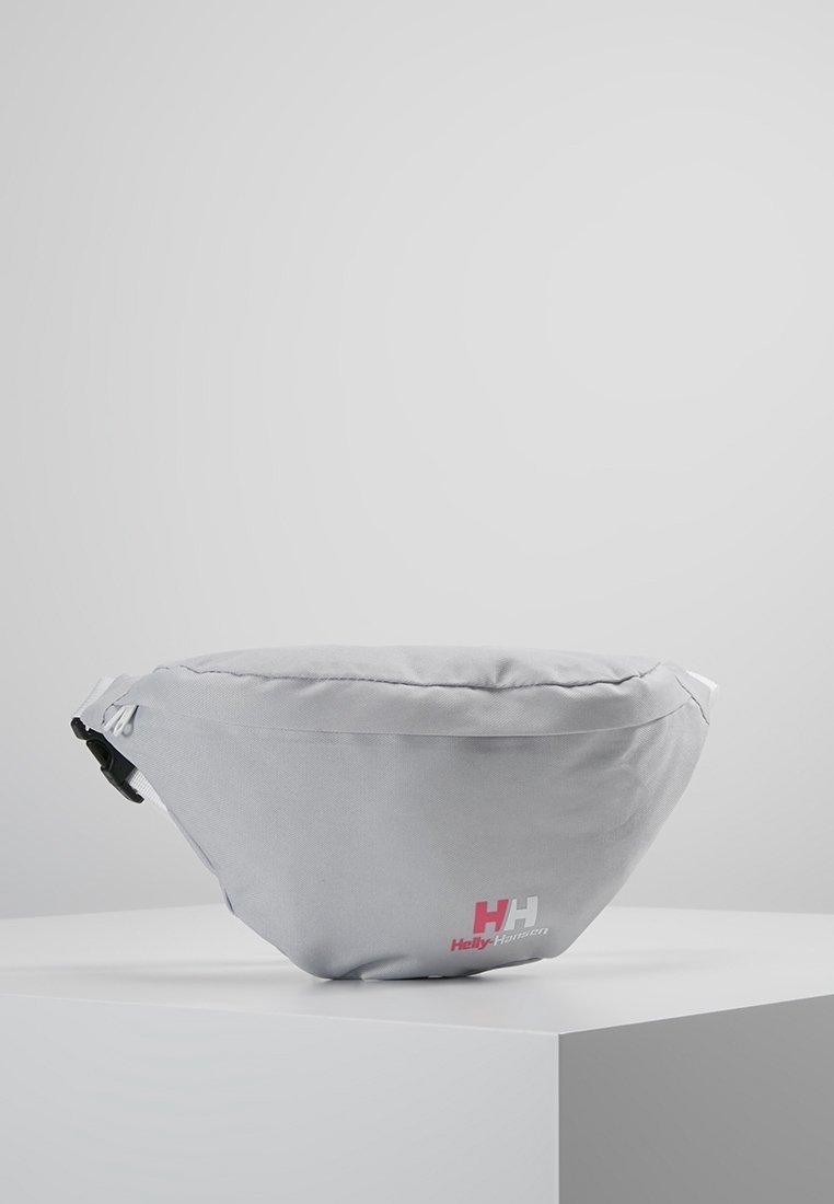 Sac banane en tissu gris avec une forme arrondie, comportant un logo rose et blanc, une sangle ajustable et une texture lisse.