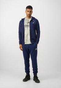 adidas Sportswear FEELCOZY PANT - Παντελόνι φόρμας - dark blue/white