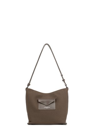 Borsa a spalla marrone con texture, dotata di tasca frontale liscia, cintura regolabile e design minimalista. Presenta il marchio sulla tasca frontale.