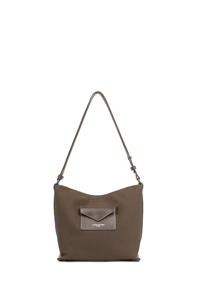 Borsa a spalla marrone con texture, dotata di tasca frontale liscia, cintura regolabile e design minimalista. Presenta il marchio sulla tasca frontale.