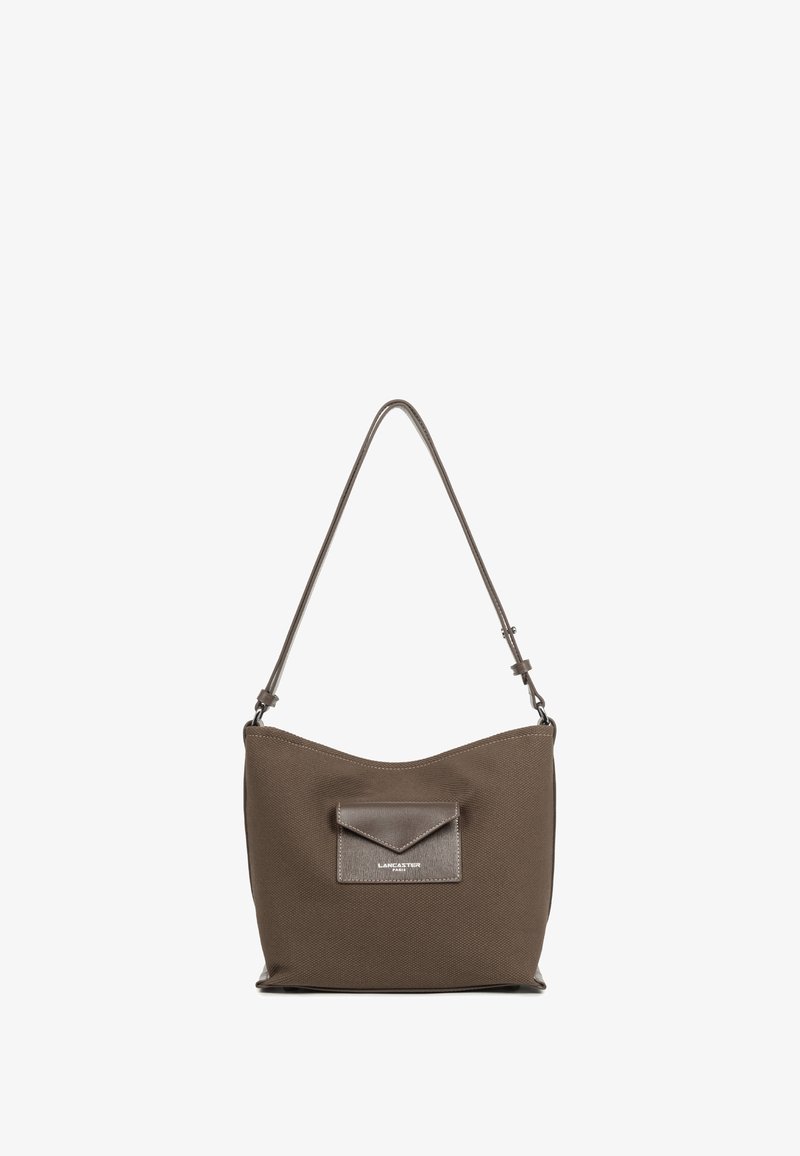 Borsa a spalla marrone con texture, dotata di tasca frontale liscia, cintura regolabile e design minimalista. Presenta il marchio sulla tasca frontale.