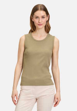 Top senza maniche di colore verde oliva, con scollatura rotonda e design aderente, realizzato in un tessuto liscio, abbinato a pantaloni chiari.