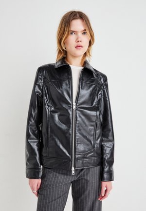 Veste en cuir noir avec une texture lisse, fermeture éclair sur le devant et un col classique. Présente des coutures détaillées et une silhouette ajustée.