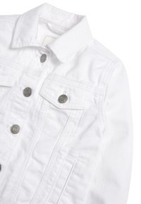 Valkoinen denim-takki, jossa on hopeiset napit, kaulus ja kaksi rintataskua. Sujuva pinta, jossa on kaksinkertaiset ompeleet.