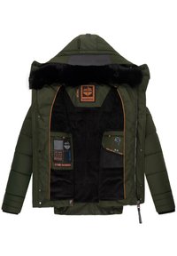 Chaqueta de invierno acolchada verde con capucha forrada de piel sintética negra, forro interior negro, bolsillos interiores y etiquetas de la marca Stone Harbour.