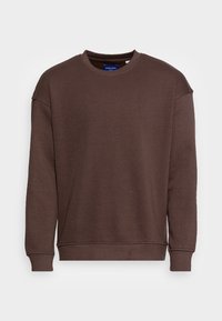 Sudadera marrón de tejido suave, con cuello redondo, mangas largas y puños acanalados. Diseño simple sin patrones o detalles visibles.