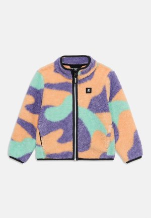 Fleecejacke mit durchgehendem Frontreißverschluss, abstraktem pastellfarbenem Muster in Pfirsich, Lila und Minzgrün sowie einem kleinen schwarzen Logopatch auf der Brust.