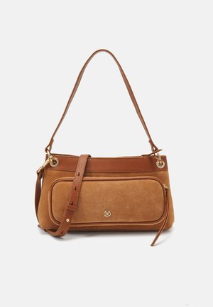 Sac à bandoulière en daim et cuir marron avec poche zippée à l'avant, sangle réglable et garnitures dorées sur fond blanc.