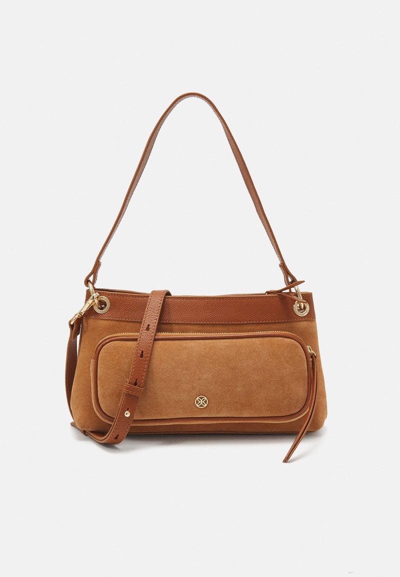 Sac à bandoulière en daim et cuir marron avec poche zippée à l'avant, sangle réglable et garnitures dorées sur fond blanc.