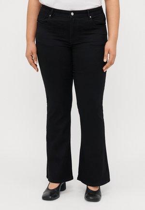 Crne široke hlače od glatkog materijala, s prednjim džepovima, prilagođenim strukom s kopčanjem na gumb i suptilnim detaljima šivanja.