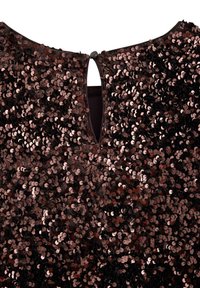 Paljetterkjole med rund hals, prydet med overlappende rosaguld paljetter på en mørk bund. Åbning med nøglehul i ryggen og knaplukning.