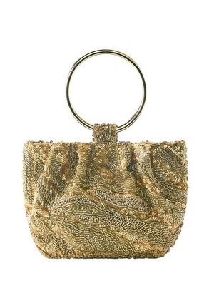 Petit sac de soirée doré recouvert de sequins et de perles avec une grande poignée métallique circulaire en haut.