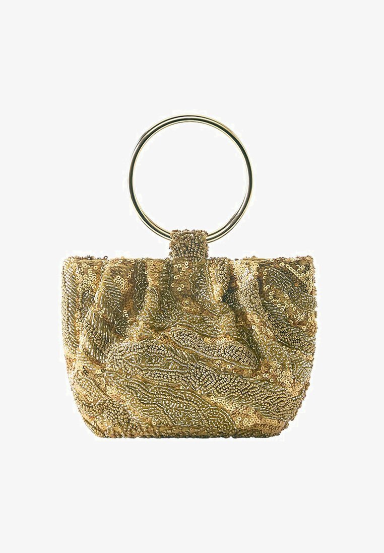 Petit sac de soirée doré recouvert de sequins et de perles avec une grande poignée métallique circulaire en haut.
