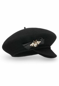 Zwarte vilten baret met een brede rand, zijde lintaccent en een decoratieve bijspeld met gedetailleerde vleugels en antennes.