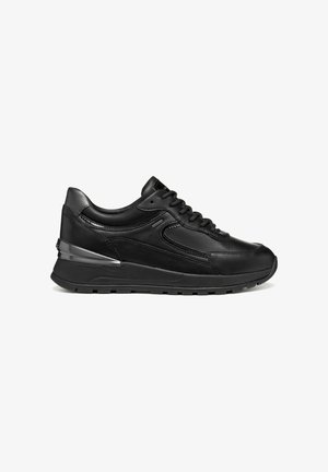 Deportiva de cuero negro con una textura suave, puntera redondeada y cuello acolchado. Cuenta con un acento gris en el talón y una suela de goma texturizada.