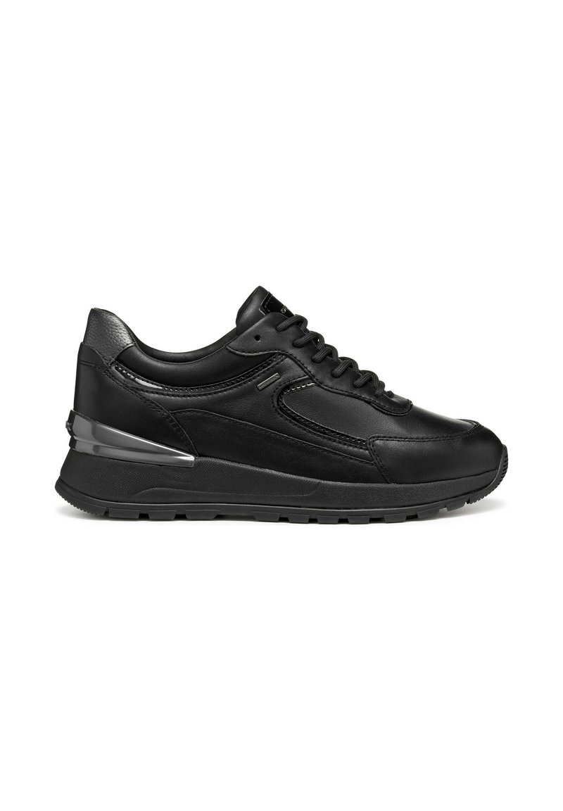 Sneaker in pelle nera con texture liscia, punta arrotondata e colletto imbottito. Presenta un accento grigio sul tallone e una suola in gomma testurizzata.