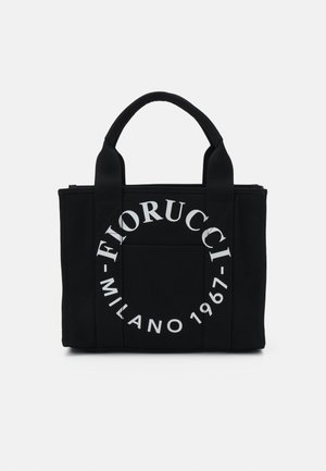 Bolso tote negro con dos asas, bolsillo frontal y texto circular blanco que dice "Fiorucci Milano 1967" en la tela.