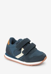 Niebieskie sneakersy dla niemowląt wykonane z siateczki i zamszu, z dwoma rzepami, białym akcentem i teksturowaną gumową podeszwą.