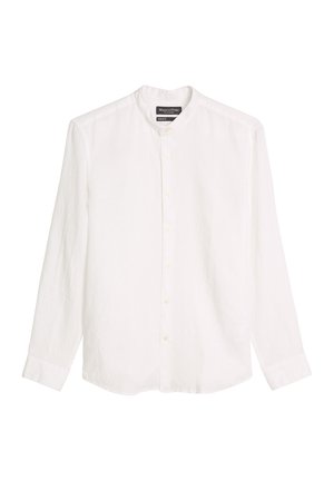 Camicia bianca a maniche lunghe con bottoni, collo alla coreana, davanti semplice e etichetta Marc O'Polo all'interno del colletto.