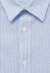 Camicia a righe azzurro chiaro e bianca con colletto classico e due bottoni bianchi sul pattino. Tessuto in cotone con una texture liscia.