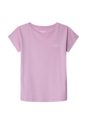 Lichtroze T-shirt met korte mouwen, ronde hals en klein wit logo op de linkerborst, getoond op een effen achtergrond.