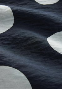 REGULAR FIT - DRAPE  - Dolgo krilo - navy white spot