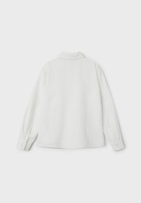 Camicia bianca a maniche lunghe con colletto, caratterizzata da una texture del tessuto liscia e polsini con bottoni. Vista posteriore, vestibilità rilassata.