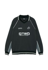 Temno sivi pulover z dolgimi rokavi, s črno-belimi črtastimi ovratnikom in manšetami, na sprednji strani bel napis "9TWO ADAPTATIVE LOCAL SERVICES".