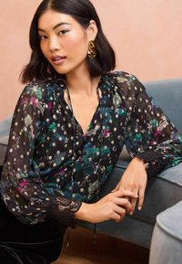 Love & Roses V NECK  - Palaidinė - black scenic