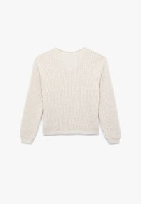 Cremefarvet strikket sweater med lange ærmer og rund halsudskæring, vist fra ryggen på en hvid baggrund.
