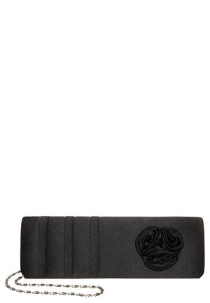Schwarze Satin-Clutch mit einem strukturierten rechteckigen Design, das Falten und eine Rosen-Akzent aufweist. Inklusive einer silbernen Kettenriemen.